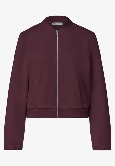 Taillierte Bomberjacke in Bordeaux mit Reißverschluss und seitlichen Taschen.