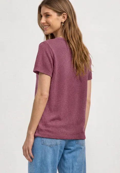 Basic T-Shirt im Strick-Look mit Rundhals dark clouded blush Frau von hinten in lila T-Shirt und blauen Jeans, lässiges Outfit.