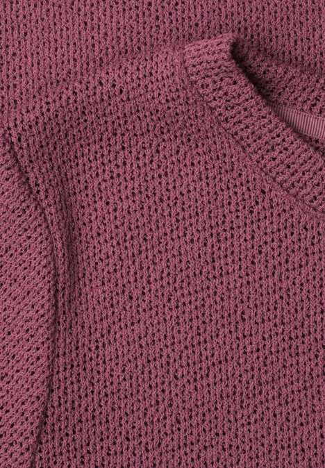 Basic T-Shirt im Strick-Look mit Rundhals dark clouded blush Nahaufnahme eines rosafarbenen, grob gestrickten Pullovers.
