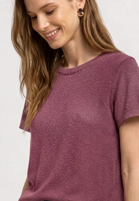 Basic T-Shirt im Strick-Look mit Rundhals dark clouded blush Frau mit langen Haaren trägt locker sitzendes, kurzärmeliges, flauschiges Shirt in Mauve und Creolen.