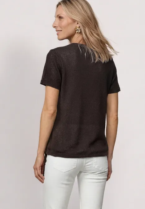 Basic T-Shirt im Strick-Look mit Rundhals black coffee Frau von hinten in schwarzem T-Shirt und weißen Hosen, blondes schulterlanges Haar.