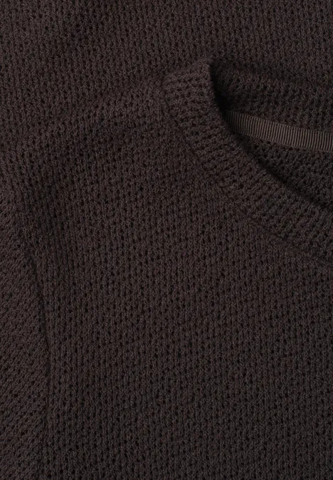 Basic T-Shirt im Strick-Look mit Rundhals black coffee Nahaufnahme eines dunkelbraunen Strickpullovers.