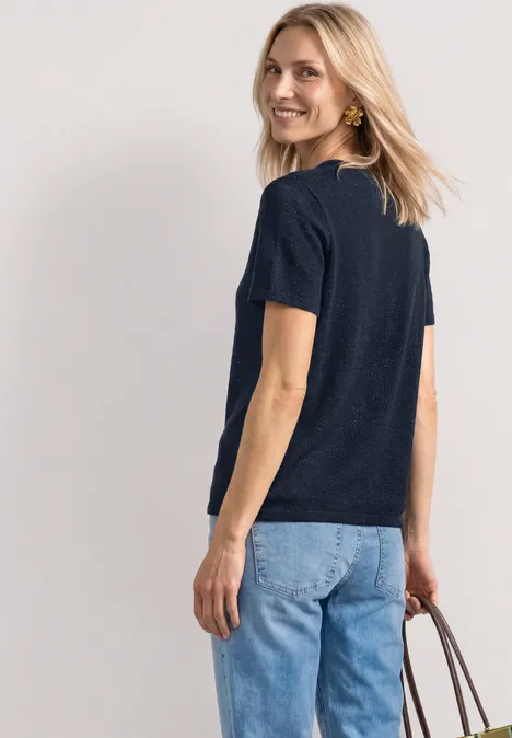 Basic T-Shirt im Strick-Look mit Rundhals darkest blue Eine Frau von hinten trägt eine dunkelblaue Bluse, helle Jeans und hält eine braune Handtasche.
