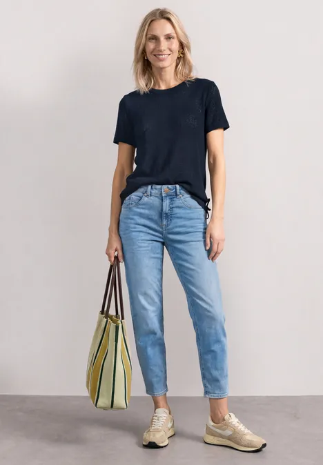 Basic T-Shirt im Strick-Look mit Rundhals darkest blue Frau trägt schwarzen T-Shirt, helle Jeans, weiße Sneaker und hält eine grün-gelb gestreifte Tasche