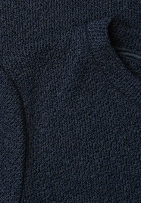 Basic T-Shirt im Strick-Look mit Rundhals darkest blue Nahaufnahme eines dunkelblauen Strickpullovers mit feiner Struktur