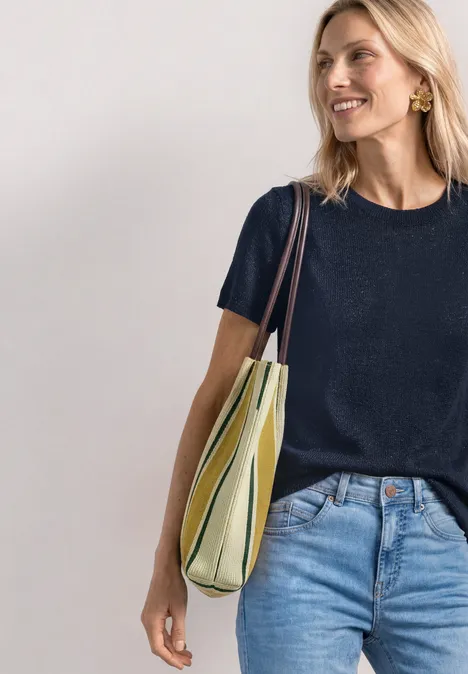 Basic T-Shirt im Strick-Look mit Rundhals darkest blue Frau in dunkelblauem T-Shirt und Jeans trägt eine gestreifte Handtasche über der Schulter.