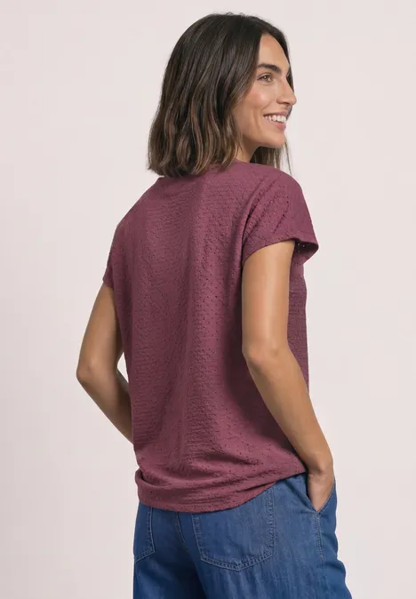 T-Shirt aus Spitze mit Rundhals dark clouded blush Eine Frau von hinten in einem kurzärmligen, strukturierten T-Shirt in Dunkelrot und blauen Jeans.