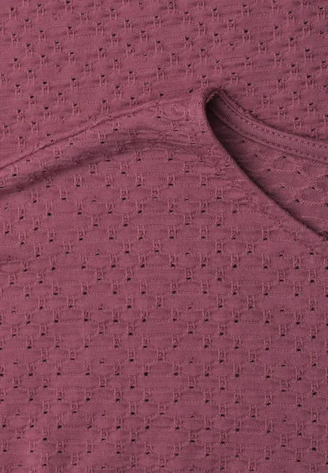 T-Shirt aus Spitze mit Rundhals dark clouded blush Nahaufnahme eines bordeauxfarbenen, leicht durchlöcherten Strickoberteils mit Rundhalsausschnitt.