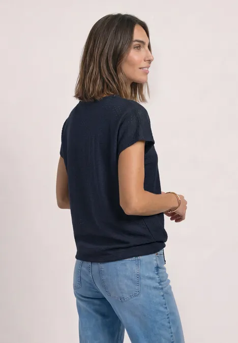T-Shirt aus Spitze mit Rundhals darkest blue Eine Frau steht seitlich, trägt ein dunkelblaues T-Shirt und Jeans vor hellem Hintergrund.