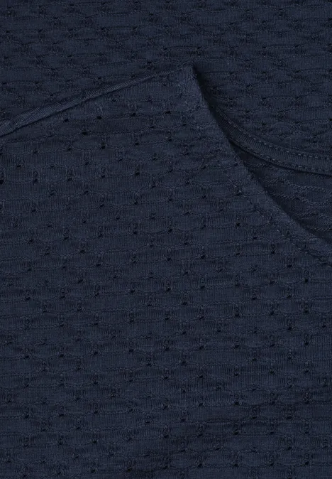 T-Shirt aus Spitze mit Rundhals darkest blue Nahaufnahme eines dunkelblauen Strickstoffs mit feinem Lochmuster und abgerundetem Saum.