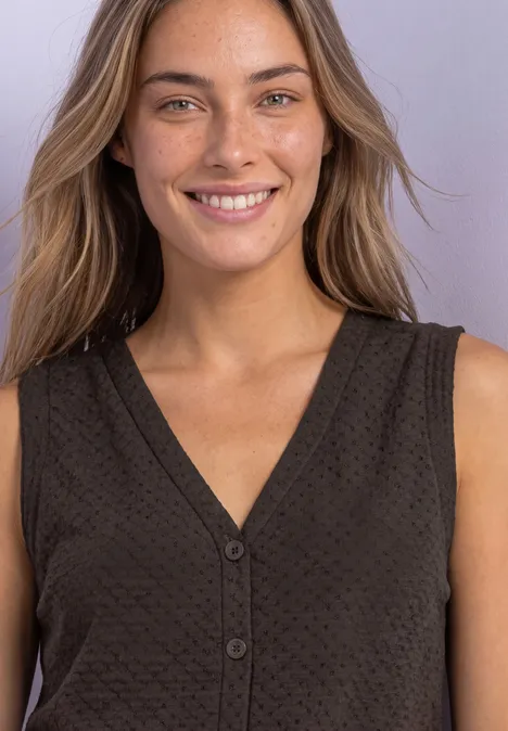 Top mit V-Neck und dekorativer Knopfleiste black coffee Eine lächelnde Frau mit langen Haaren in einem ärmellosen, dunklen Top vor hellem Hintergrund.