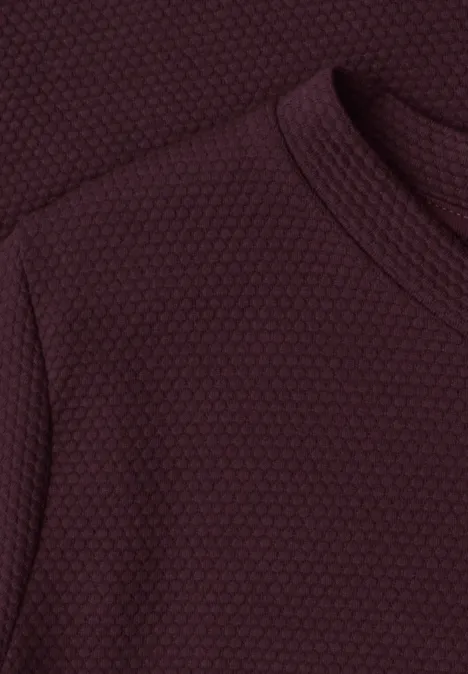 Dunkelroter, strukturierter Pullover mit feinem Wabenmuster.
