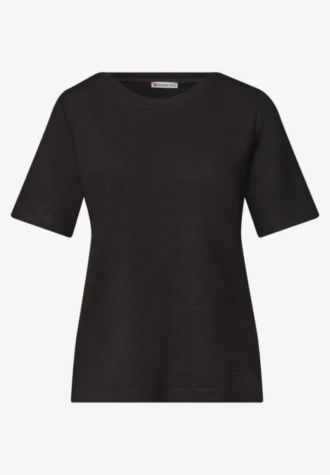 Ein schlichtes, schwarzes T-Shirt mit kurzen Ärmeln vor weißem Hintergrund.