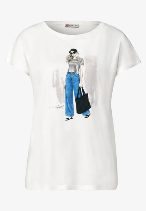 Weißes T-Shirt mit Aufdruck einer modischen Frau in blauen Jeans, grauem Top und großer Tasche.