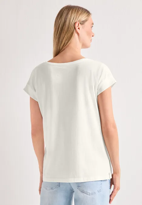 Frau von hinten mit weißem T-Shirt und blauer Jeans.