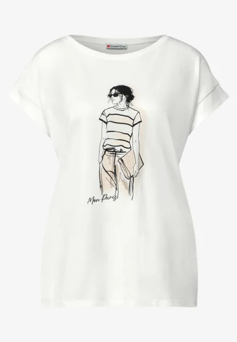Weißes T-Shirt mit modischer Skizze einer Frau in gestreifter Bluse, Sonnenbrille und lässiger Pose.