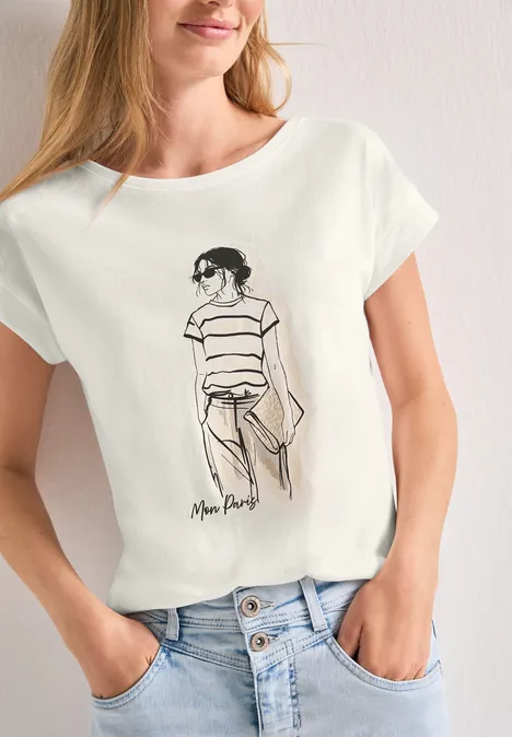 Frau in weißem Shirt mit grafischer Linienzeichnung einer Frau in gestreiftem Oberteil und Jeans