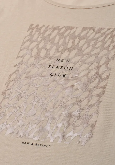 T-Shirt mit Rundhals und Foliendetails clay sand Beiges T-Shirt mit dezentem Metallic-Print, transparenten Elementen und dem Schriftzug 'NEW SEASON CLUB'.