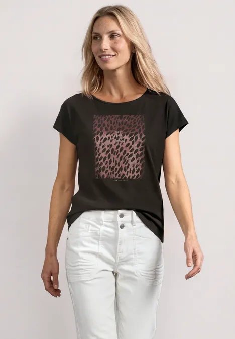 T-Shirt mit Rundhals und Foliendetails black coffee Frau in schwarzem T-Shirt mit Leopardenprint und weißen High-Waist-Hosen vor hellem Hintergrund