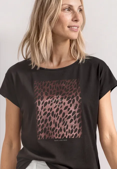 T-Shirt mit Rundhals und Foliendetails black coffee Frau in schwarzem T-Shirt mit braunem Leopardenmuster auf der Brust.