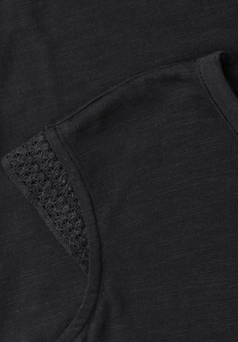 Schwarzes T-Shirt mit zartem Häkelspitzen-Detail an der Schulter.