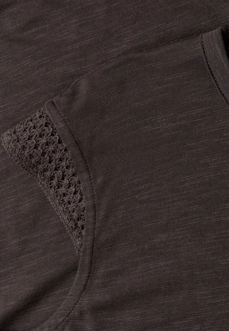 Dunkelbraunes Shirt mit feinem Häkelmuster an der Schulternaht und leicht melierter Struktur.