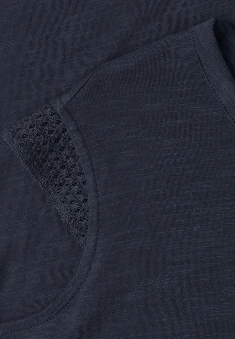 Dunkelblaues Shirt mit feinem Lochstrickbesatz unter dem Arm.