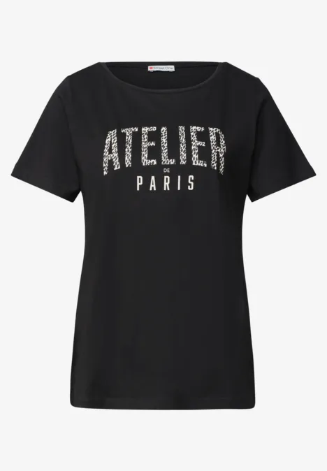 T-Shirt mit Rundhals und Frontprint Black Schwarzes T-Shirt mit Rundhalsausschnitt, kurzen Ärmeln und weißem 'ATELIER PARIS'-Schriftzug in Used-Optik.