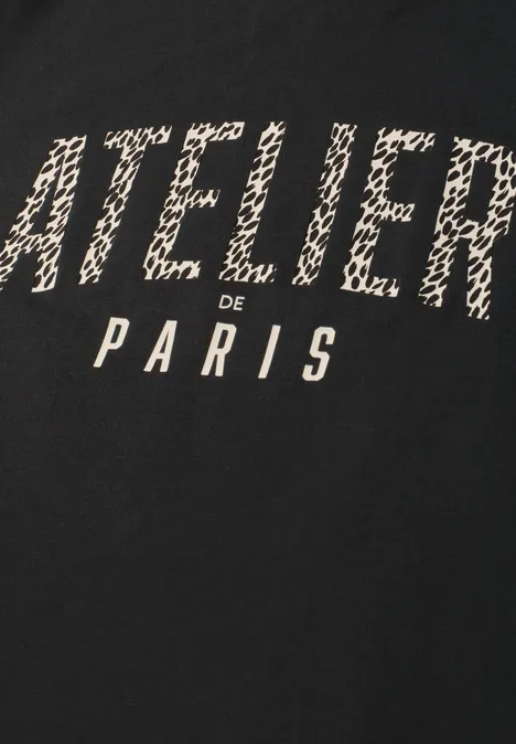 T-Shirt mit Rundhals und Frontprint Black Schwarzes T-Shirt mit weißem Aufdruck 'ATELIER de PARIS' in großen Buchstaben.