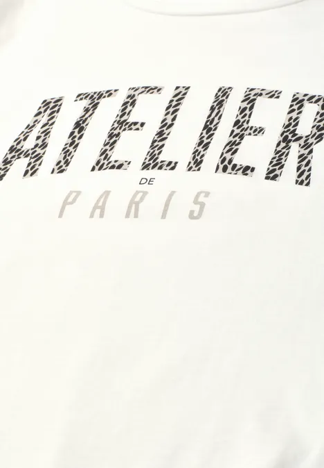 Weißes T-Shirt mit dem Schriftzug 'Atelier de Paris' in schwarz und beige.