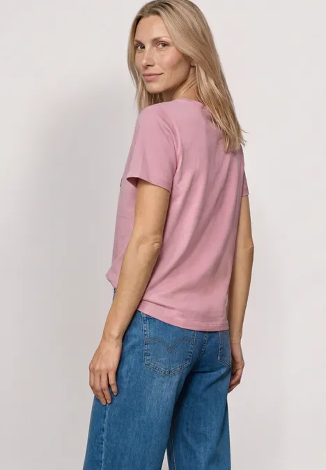T-Shirt mit Rundhals und Frontprint vintage blush Rückansicht einer Frau in rosa T-Shirt und blauen Jeans vor neutralem Hintergrund.