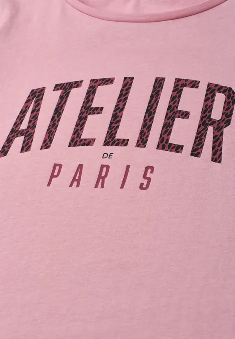 T-Shirt mit Rundhals und Frontprint vintage blush Ein rosa T-Shirt mit dem schwarzen Schriftzug 'ATELIER de PARIS' auf der Vorderseite.
