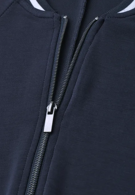 Langarm Jacke im Silk-Look mit Zipper darkest blue Nahaufnahme eines dunkelblauen Kleidungsstücks mit silbernem Reißverschluss.