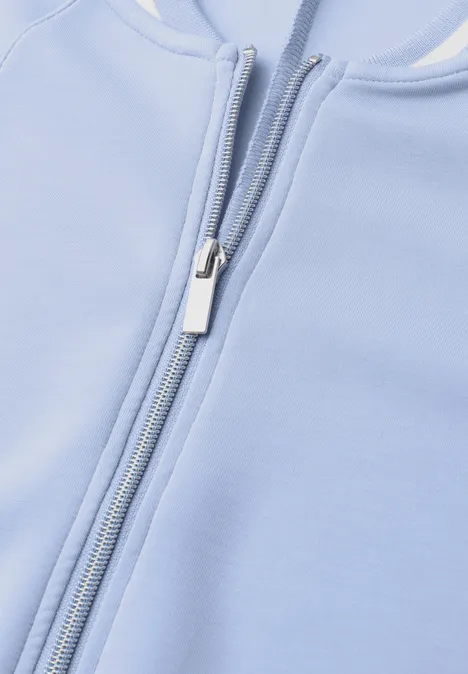 Langarm Jacke im Silk-Look mit Zipper whispery blue Nahaufnahme eines hellblauen Kleidungsstücks mit einem silbernen Reißverschluss.