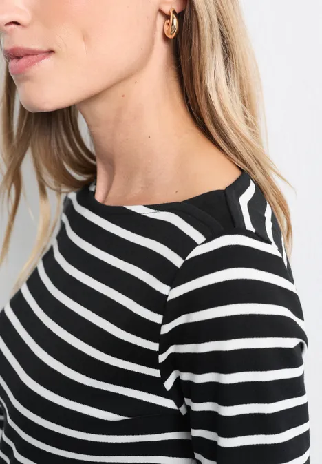 Shirt met 3/4-mouwen en een boothals Black Seitenansicht einer Frau mit blondem Haar und schwarz-weiß gestreiftem Shirt sowie goldenen Ohrringen.