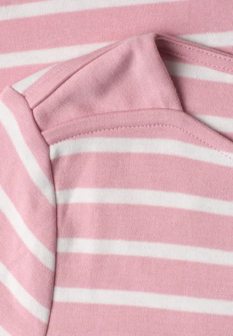 Nahaufnahme eines Kapuzenpullovers mit rosa-weißen Streifen.