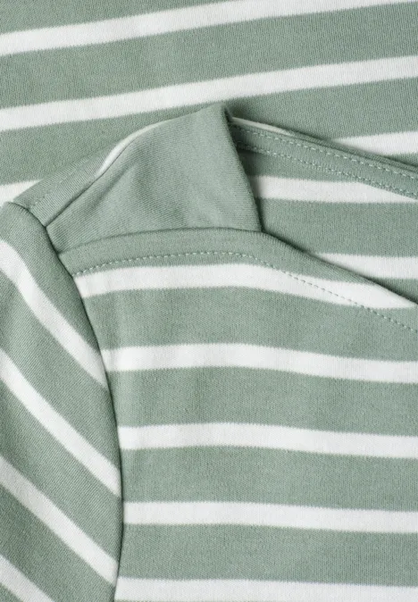 Nahaufnahme eines hellgrünen Shirts mit weißen Querstreifen und Rundhalsausschnitt.