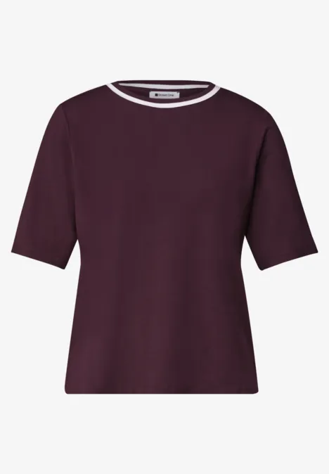 Ein schlichtes, dunkelrotes T-Shirt mit kurzen Ärmeln und Rundhalsausschnitt.
