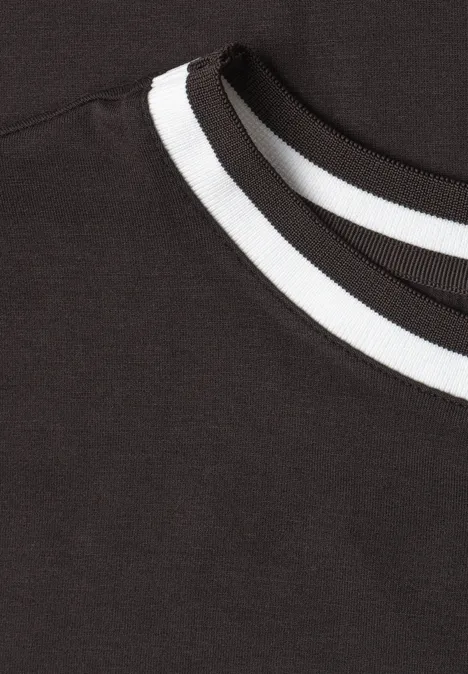 Shirt met ronde hals en contrasterende details black coffee Schwarzes T-Shirt mit rundem Kragen, zweifarbig in Schwarz und Weiß.