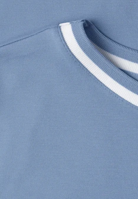 Shirt met ronde hals en contrasterende details northern blue Close-up van een lichtblauw shirt met een ronde hals afgewerkt met witte en donkerblauwe strepen.