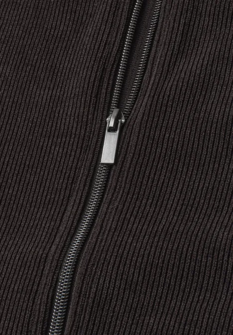 Vest met ronde hals in corduroy-look black coffee Close-up van een zwarte metalen rits op donker ribfluweel.
