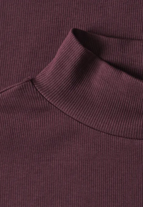 Shirt met col in geribbelde structuur rustic rouge Detailaufnahme eines burgunderroten, fein gerippten Rollkragen-Pullovers.