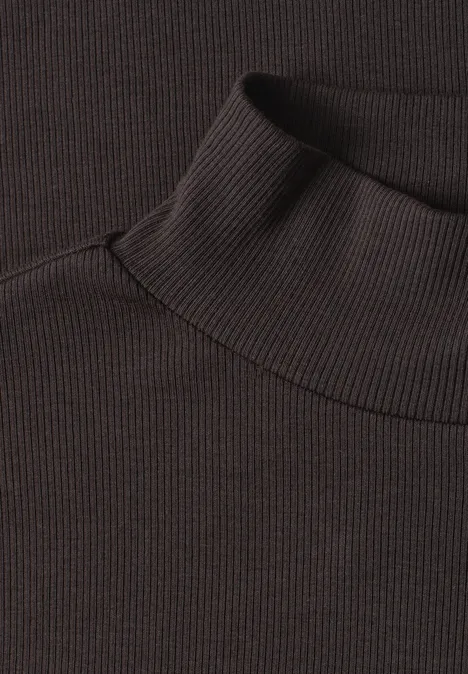 Nahaufnahme eines dunklen, gerippten Rollkragen-Pullovers.