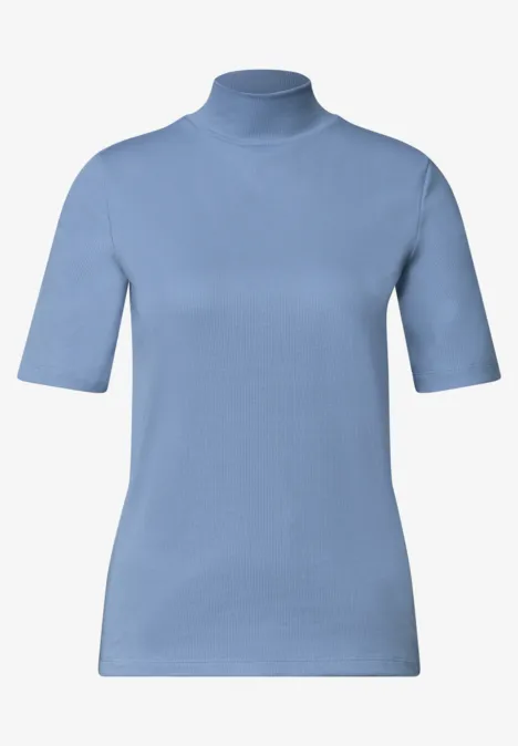 Shirt met col in ribbelpatroon northern blue Hellblaues, figurbetontes T-Shirt mit Stehkragen und halblangen Ärmeln.