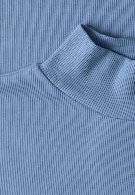 Shirt met col in ribbelpatroon northern blue Nahaufnahme eines hellblauen, fein gerippten Rollkragenpullovers.