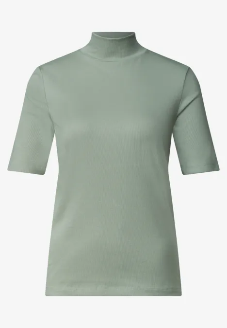 Salbeigrünes T-Shirt mit hohem Kragen und halblangen Ärmeln