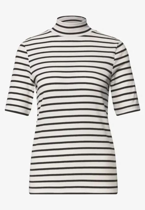 Weiß-schwarz gestreiftes Damen-Shirt mit halblangen Ärmeln und Rollkragen.