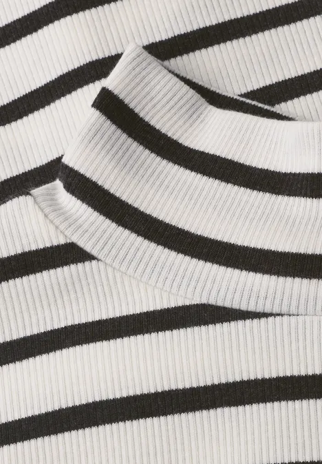 Nahaufnahme eines schwarz-weiß gestreiften Rippstrick-Shirts mit hohem Kragen.