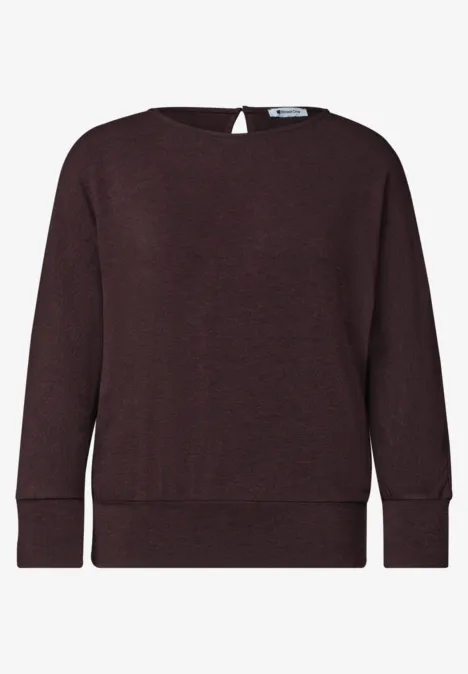 Schlichter, dunkelroter Pullover mit weitem Rundhalsausschnitt und langen Ärmeln.
