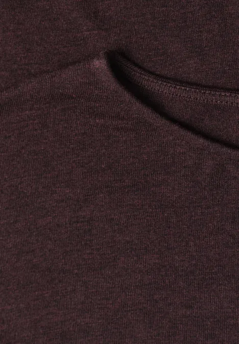 Batwing-Shirt in gemêleerde look rustic rouge mel. Close-up van een donkerrood T-shirt met fijne textuur en ronde hals